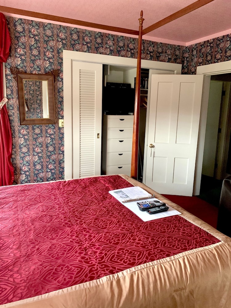 Standard Room, 1 Queen Bed, Non Smoking (Burgundy Room) photo 3