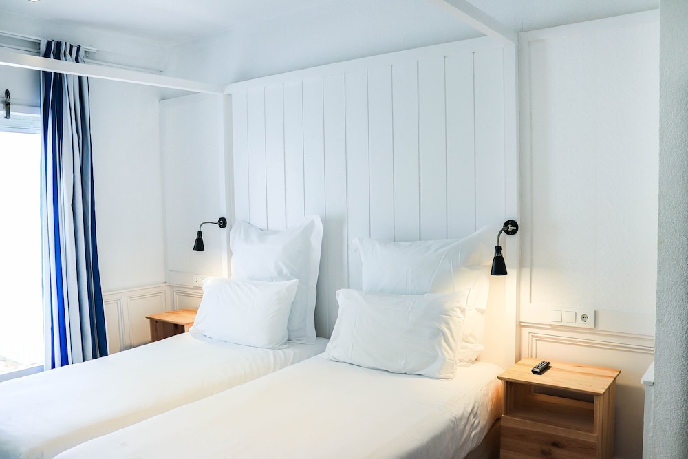 Standard Twin Room, Balcony, Partial Sea View photo 3
