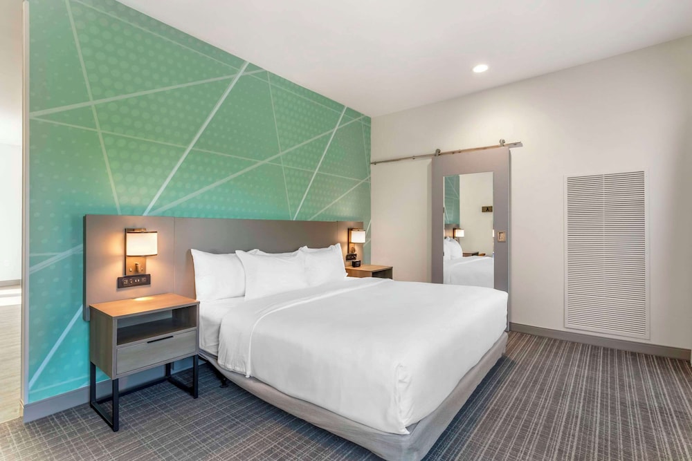 Suite (One Bed King)