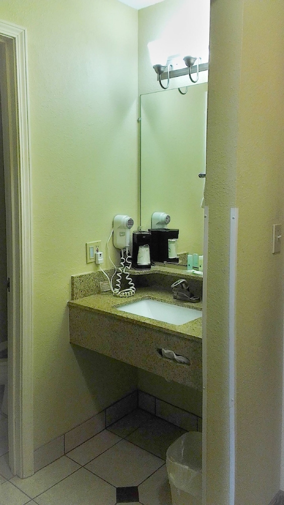 Standard Room, 2 Queen Beds - Photo 5