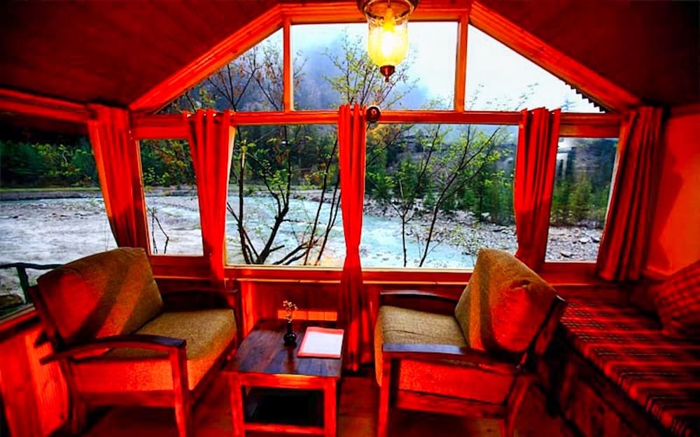 Riverside Cottage With Mountain View