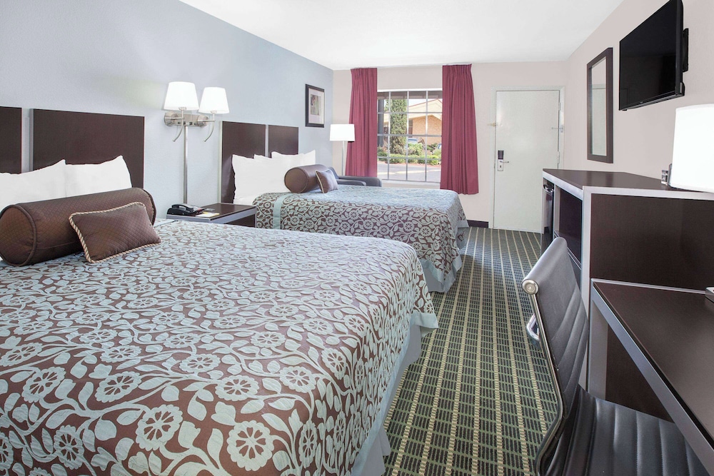 Standard Room, 2 Queen Beds - Photo 1