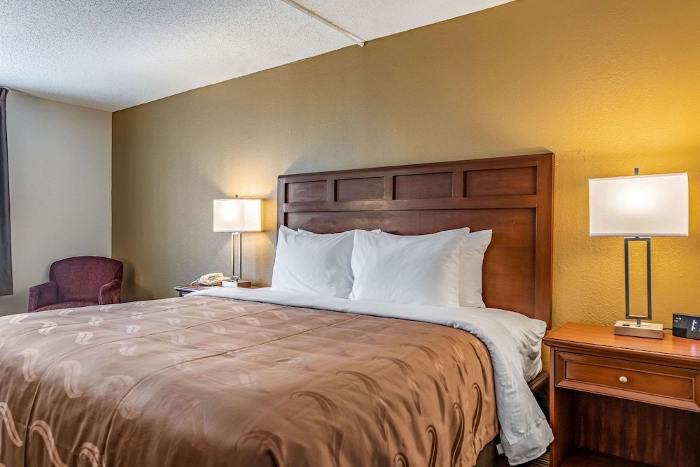 Standard Room, 1 King Bed, Non Smoking - Photo 1