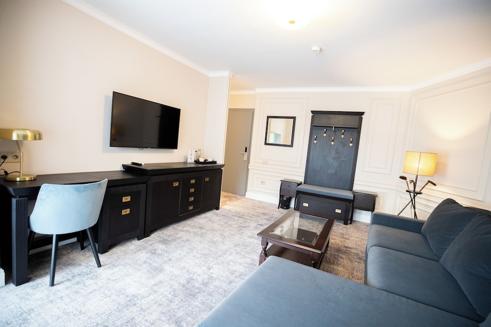 Premium Suite, 1 King Bed with Sofa bed photo 1