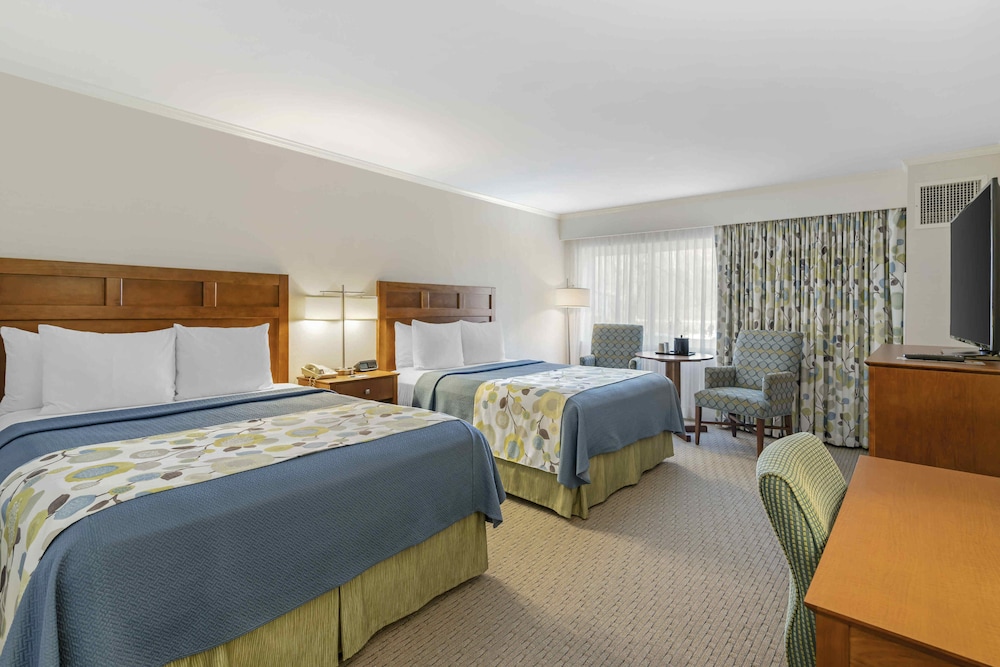 Standard Room 2 Queens Accessible Main Inn photo 3