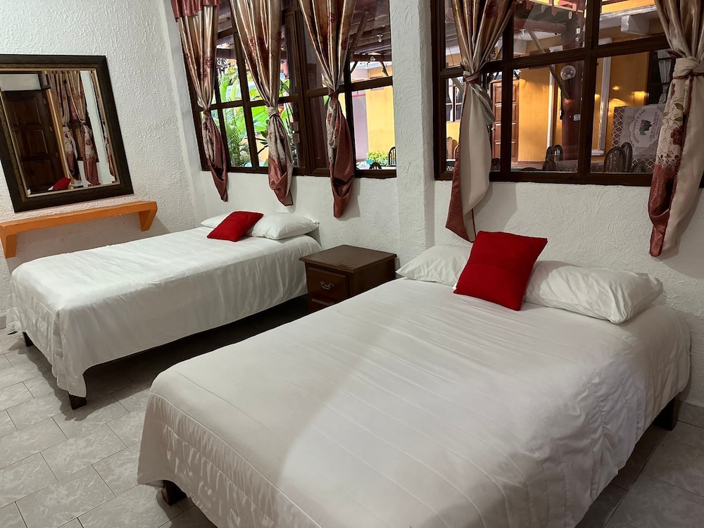 Basic Double Room, 2 Queen Beds photo 3