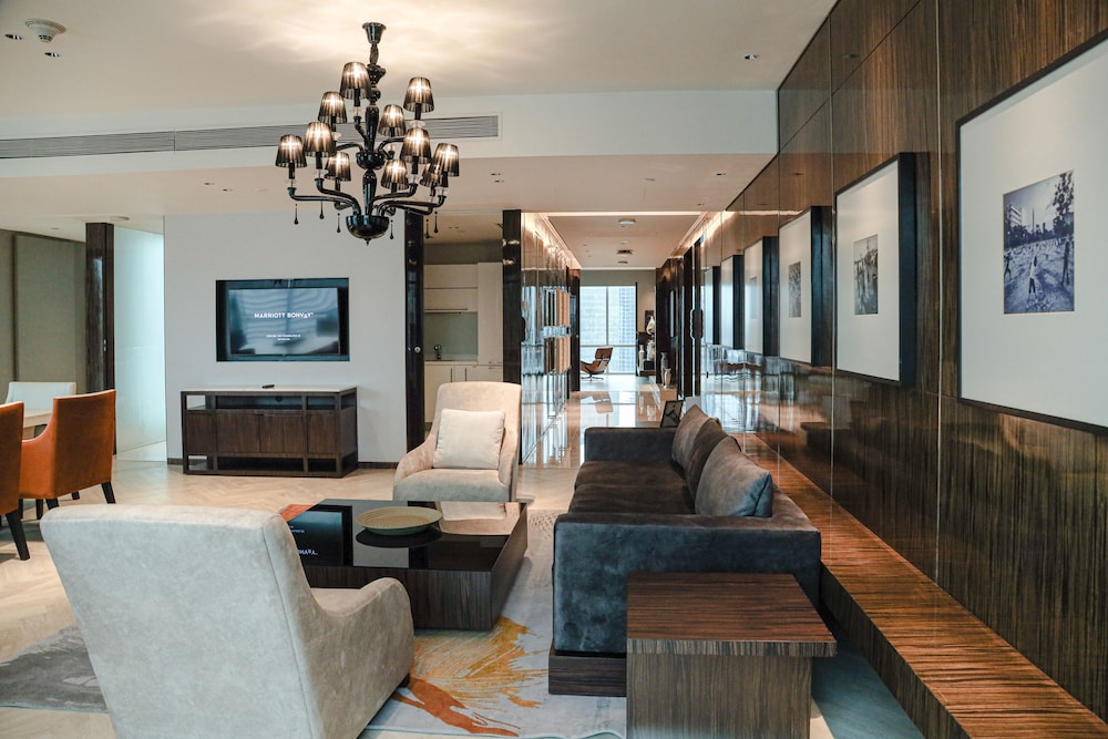 Presidential Suite, 1 King Bed, Corner thumbnail 5