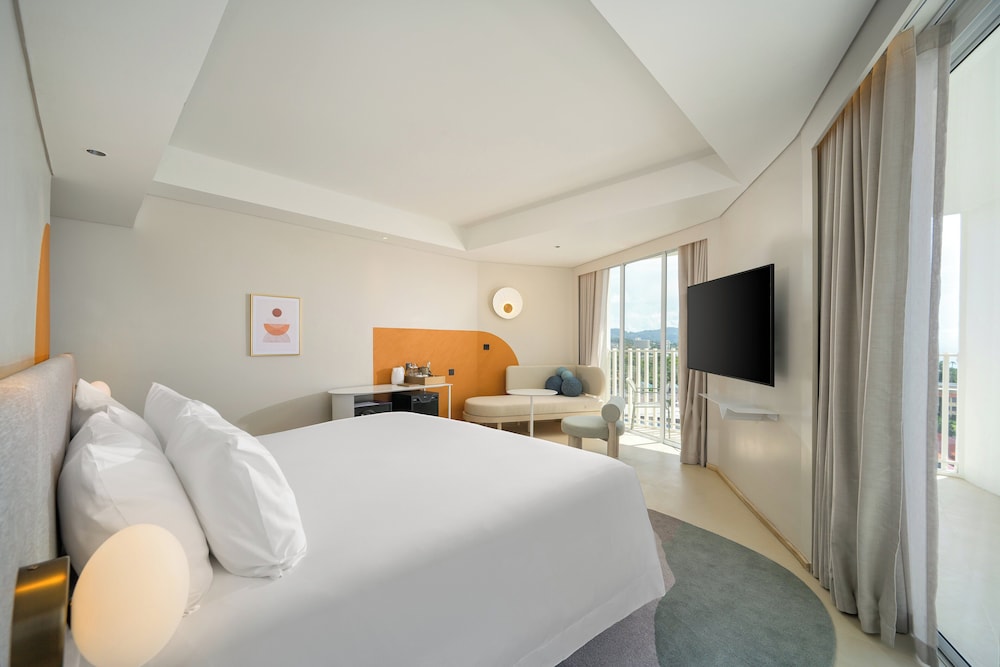 Deluxe Room, 1 King Bed, Ocean View - Photo 4