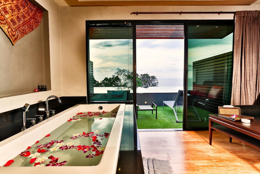 Deluxe with Pool Access Ocean VIew - Photo 4