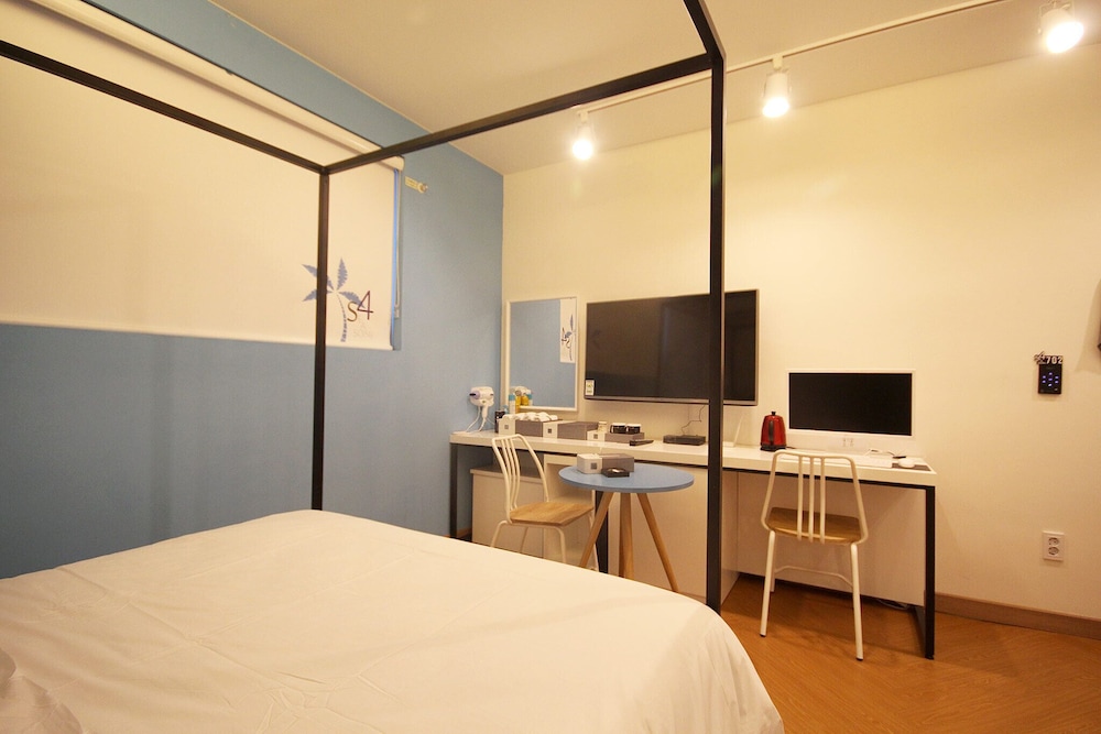 Deluxe Double Room, Non Smoking - Photo 9