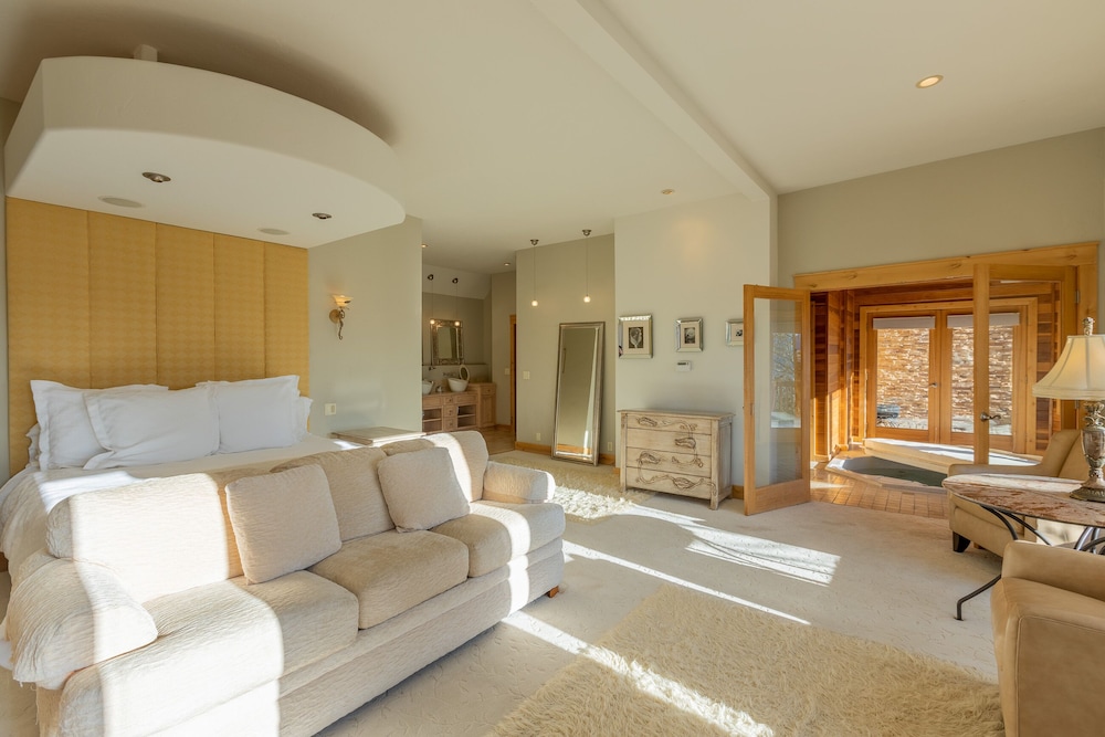 Premium Room (Not Pet Friendly and No Elevator) photo 1