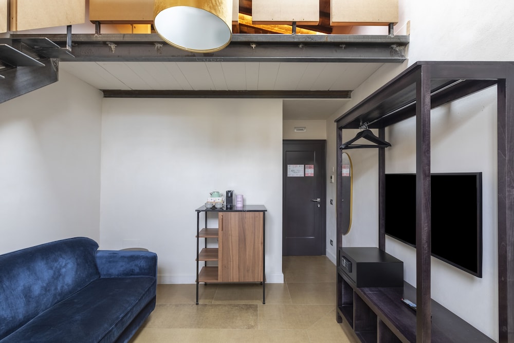 1 Bedroom Apartment - Duplex, No Kitchen photo 3