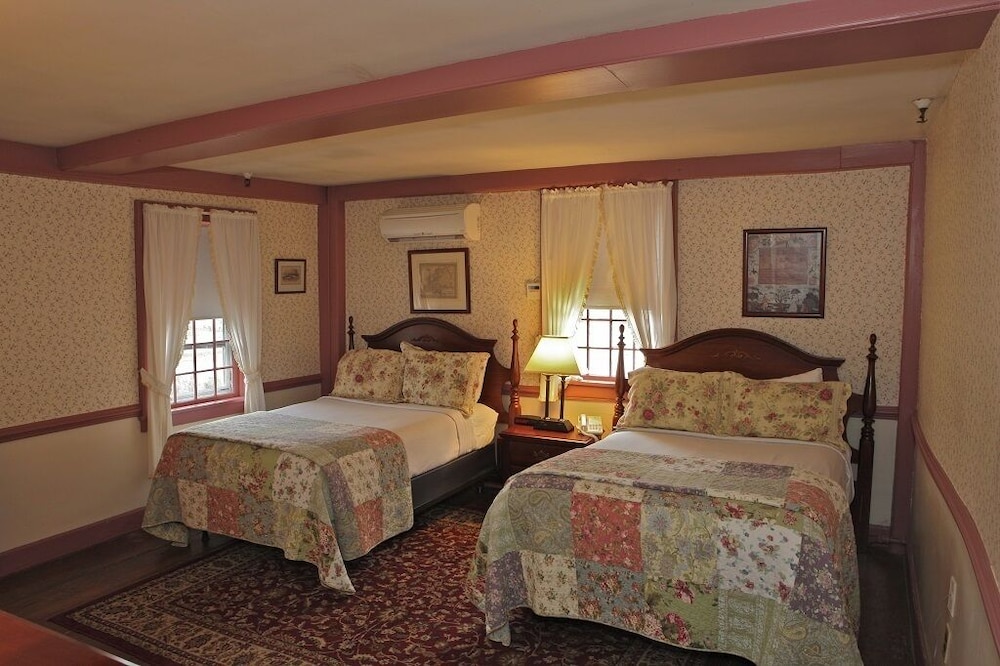 Historic Inn, 2 Queen Beds (Stairs required; No pets)
