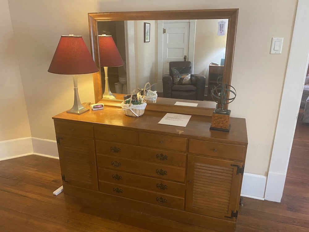 Maple Suite, 1 King Bed, Private Bathroom, Upstairs photo 3