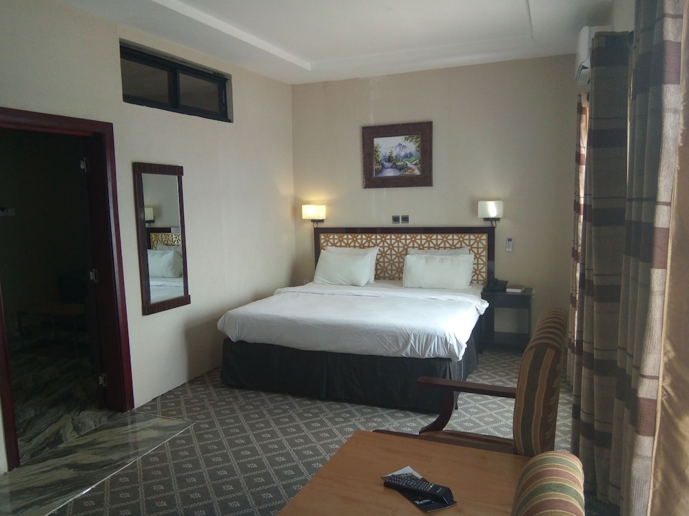 Executive Suite - Photo 4