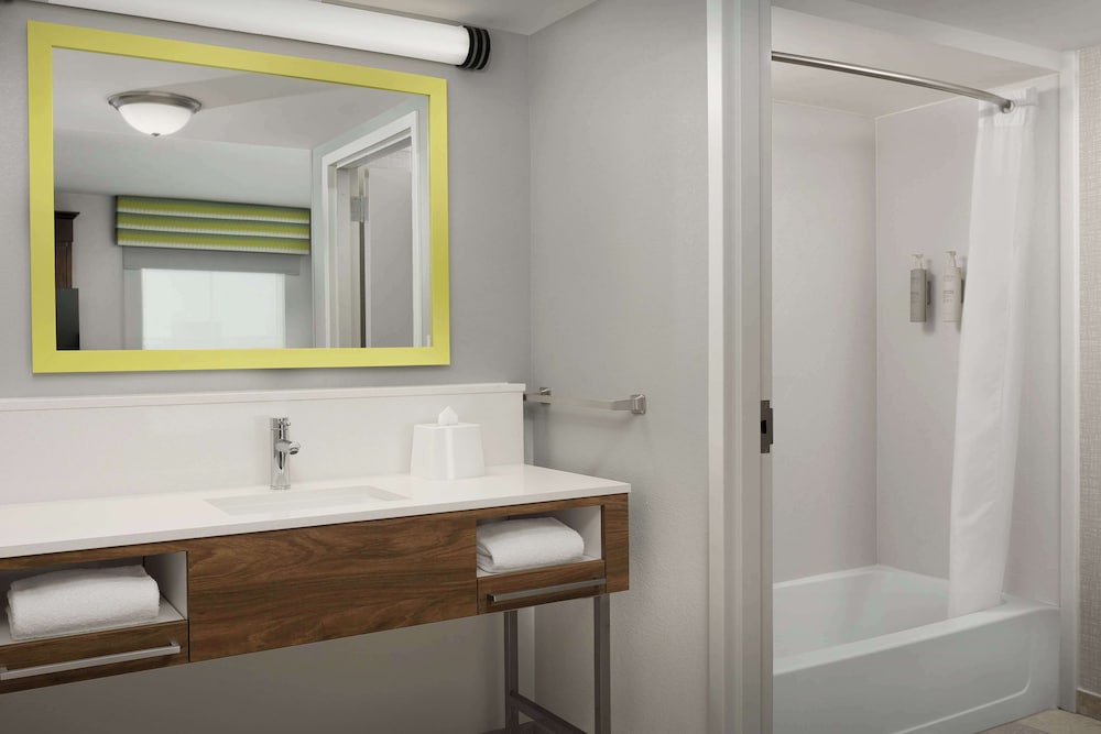 Room, 1 King Bed, Accessible (Roll-In Shower) thumbnail 5