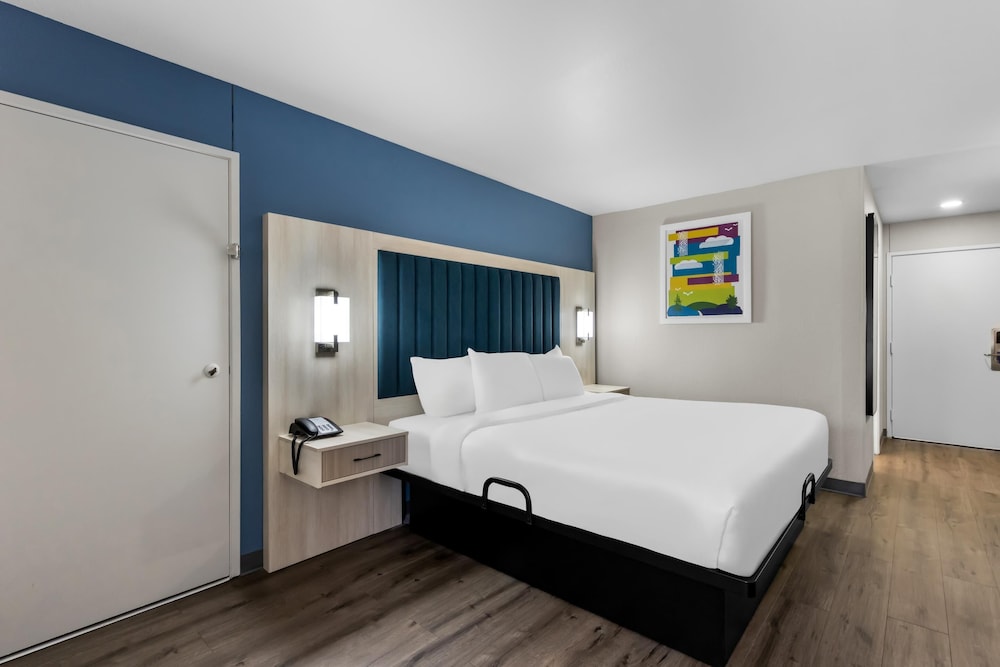 Standard Room, 1 King Bed, Non Smoking - Photo 6