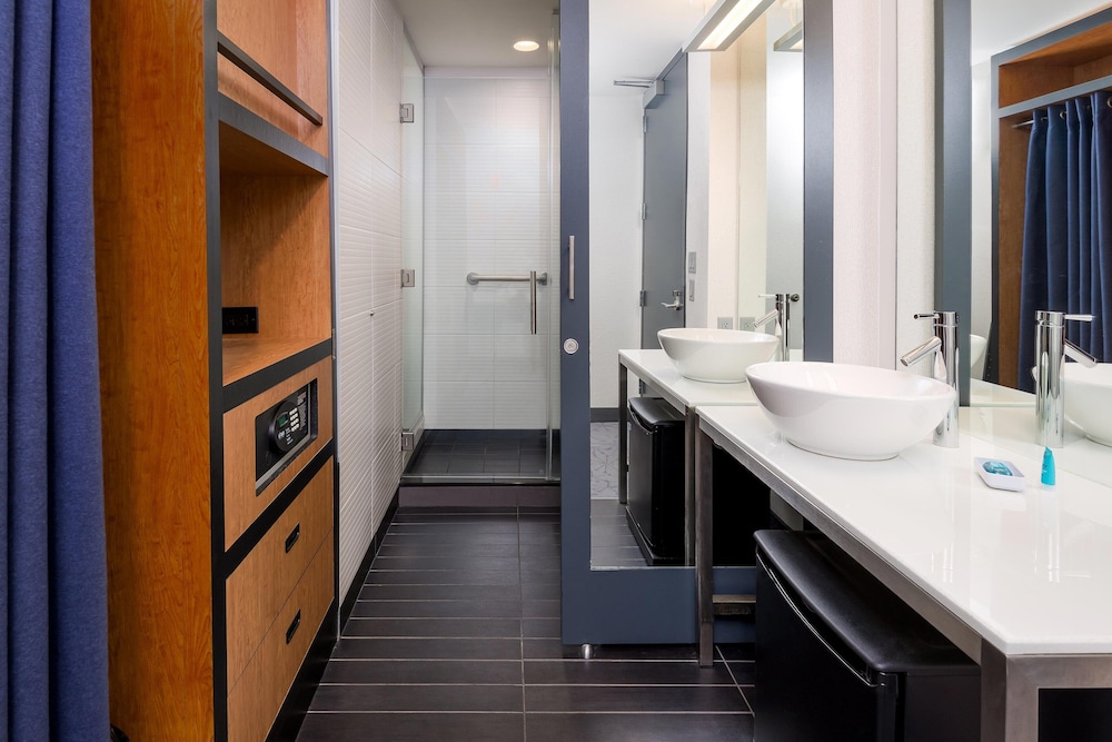 aloft, Traditional Room, 1 King Bed, Mountain View - Photo 5