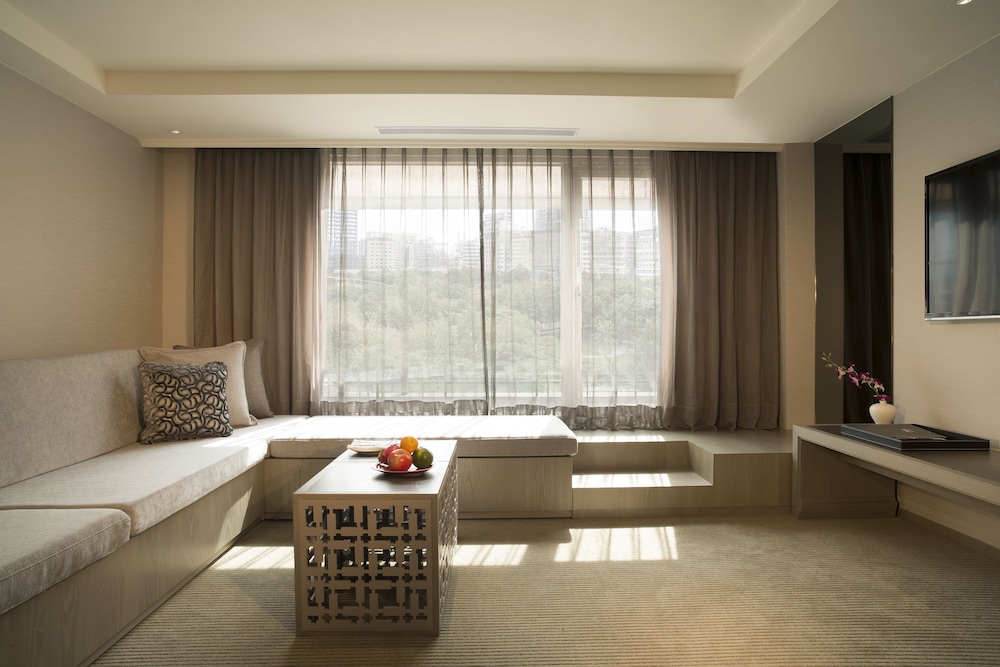 Premier with One Twin Bed, 2 Adults Occupancy and Balcony (Non Smoking)