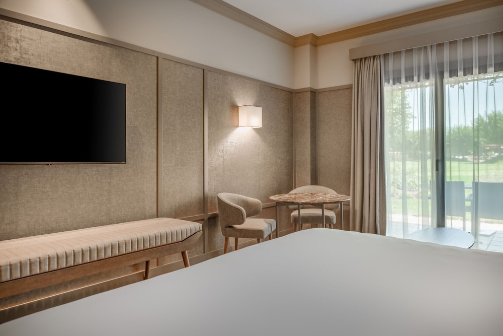 Deluxe Room, 1 King Bed, Garden View - Photo 8