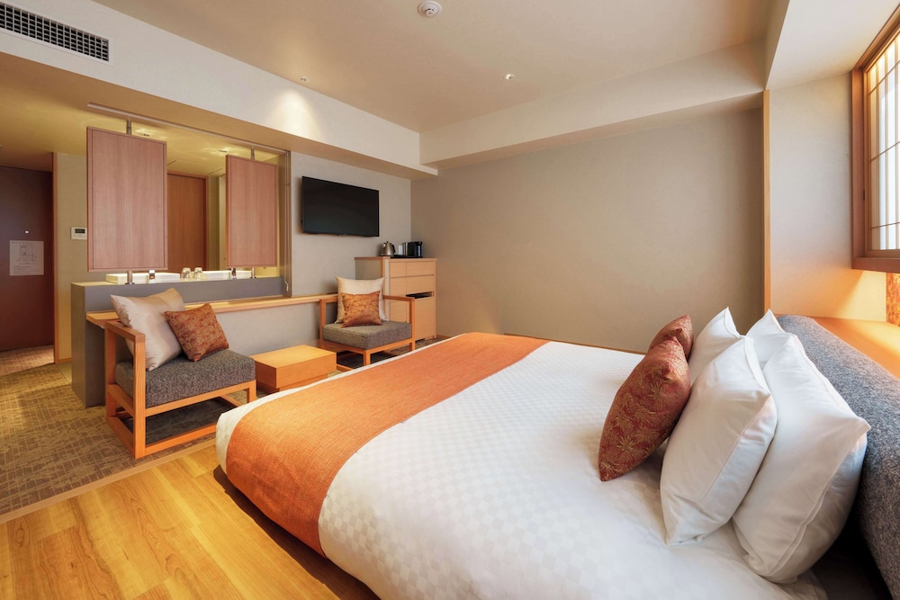 Deluxe Room, 1 King Bed, Non Smoking, Bathtub - Photo 1