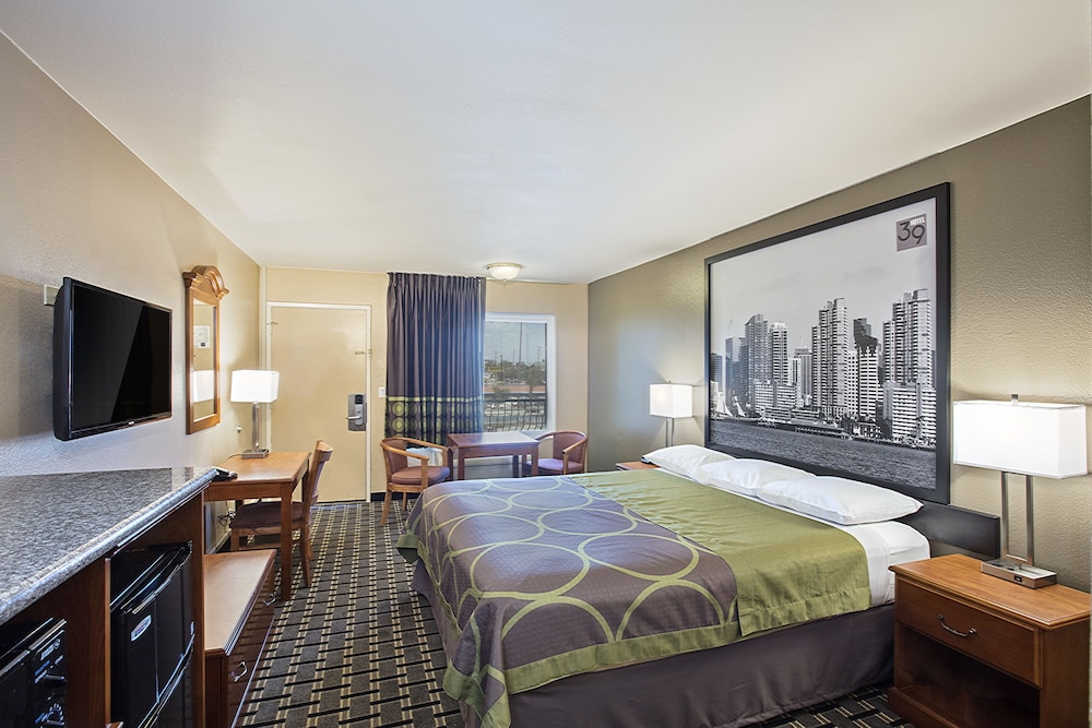 Standard Room, 1 King Bed, Non Smoking, Refrigerator & Microwave - Photo 4