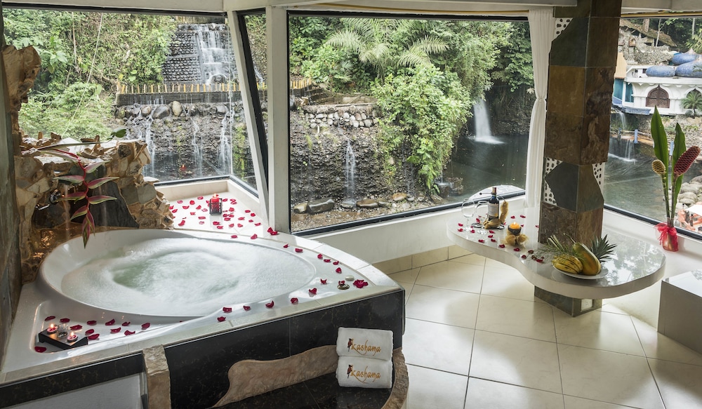 Suite, 1 Queen Bed, Hot Tub photo 2