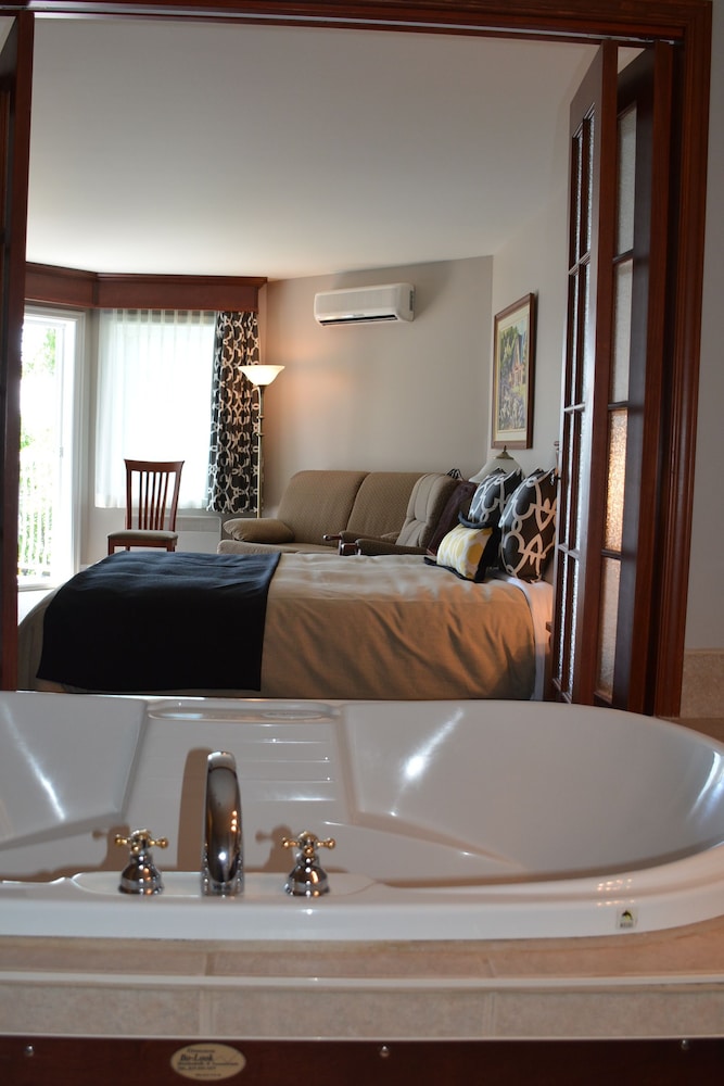 Superior Room, 1 Queen Bed photo 3