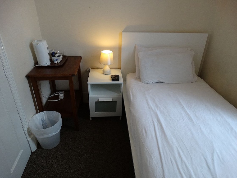 Standard Twin Room, 2 Twin Beds, Non Smoking, Ensuite - Photo 1