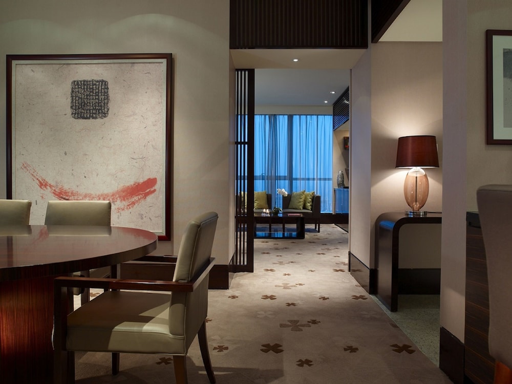 Club Suite, 1 King Bed, City View photo 3