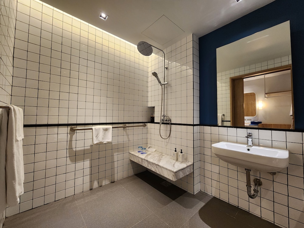 Deluxe Double Room, 1 King Bed, Accessible, Pool View thumbnail 6