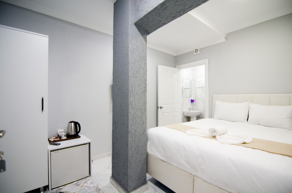 Economy Double Room without Window photo 2