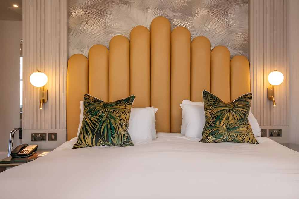 Premium Room, 1 King Bed with Sofa bed photo 2