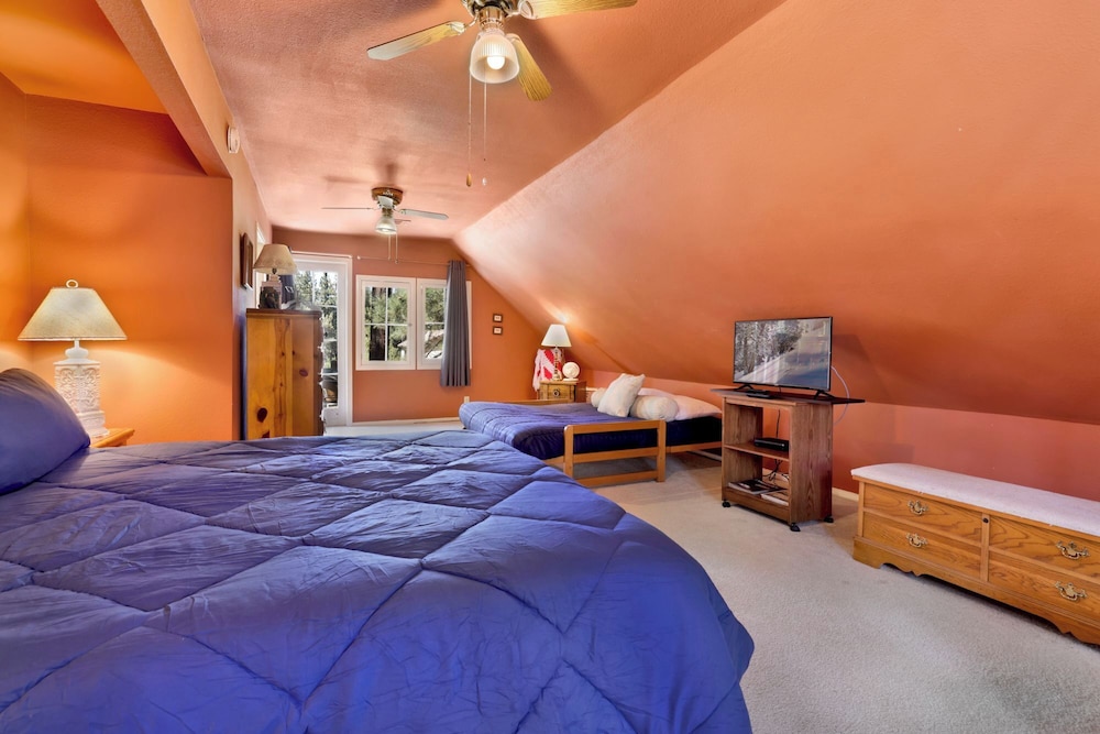 House, Multiple Beds, Fireplace, Mountain View (265) photo 2