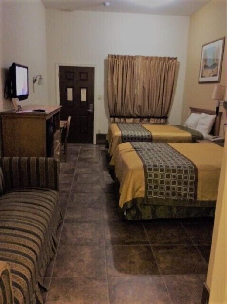 Deluxe Room, 2 Queen Beds, Smoking - Photo 18