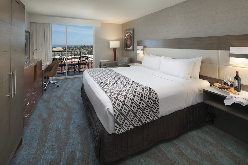 Standard Room, 1 Queen Bed, Accessible Bathtub (Communications) - Photo 5