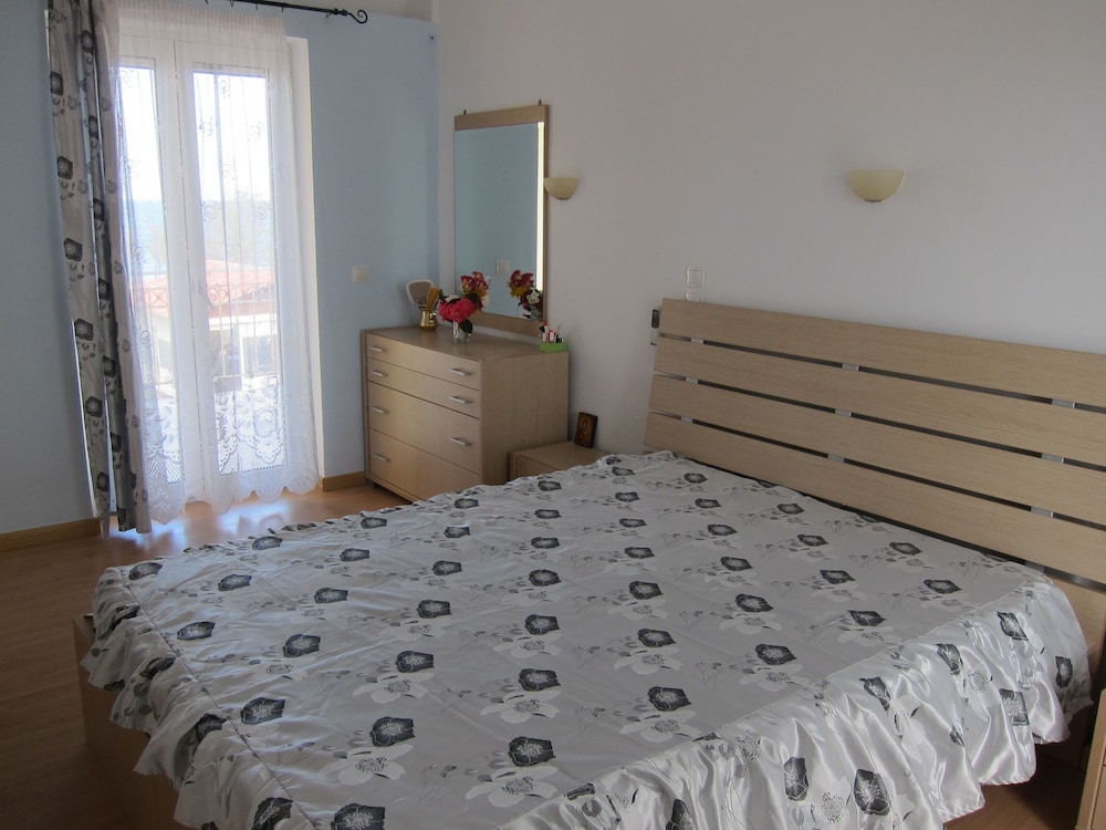 House, 3 Bedrooms photo 2