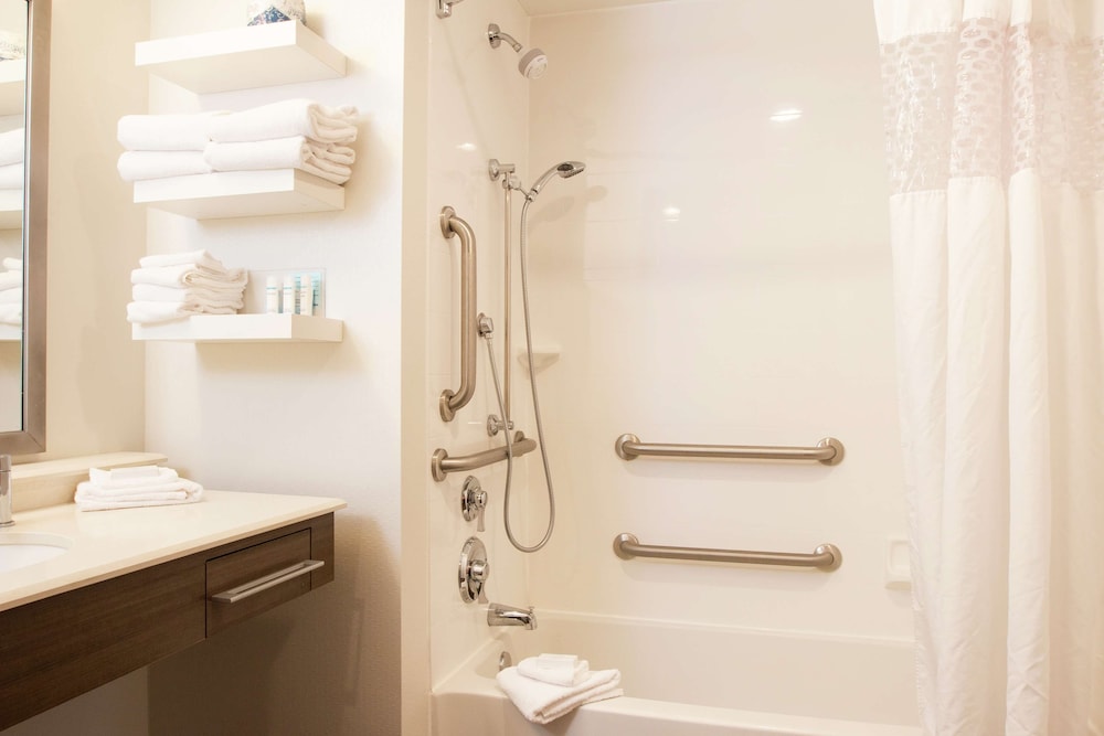 Room, 2 Queen Beds, Accessible, Balcony (w/ bathtub)