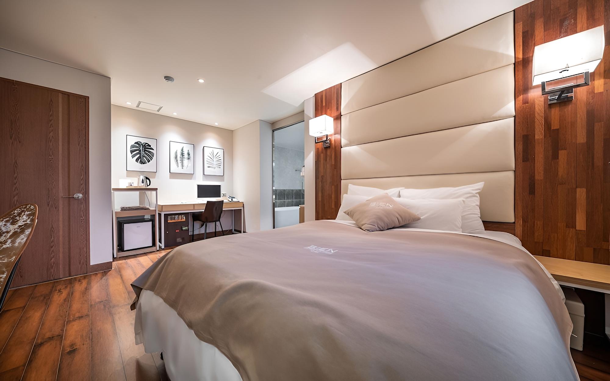 Room (Premium) - Photo 1