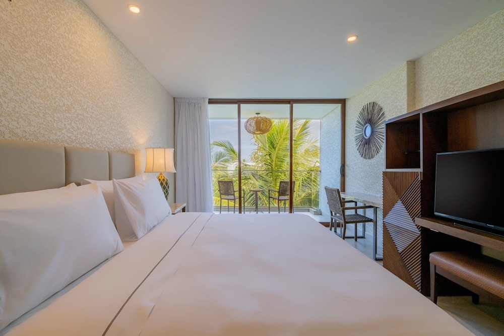 Deluxe Room, 1 King Bed, Garden View
