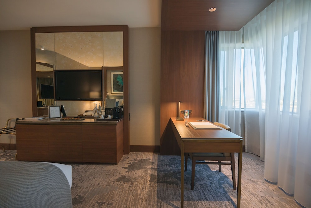 Classic Room, 1 Queen Bed (High Floor)