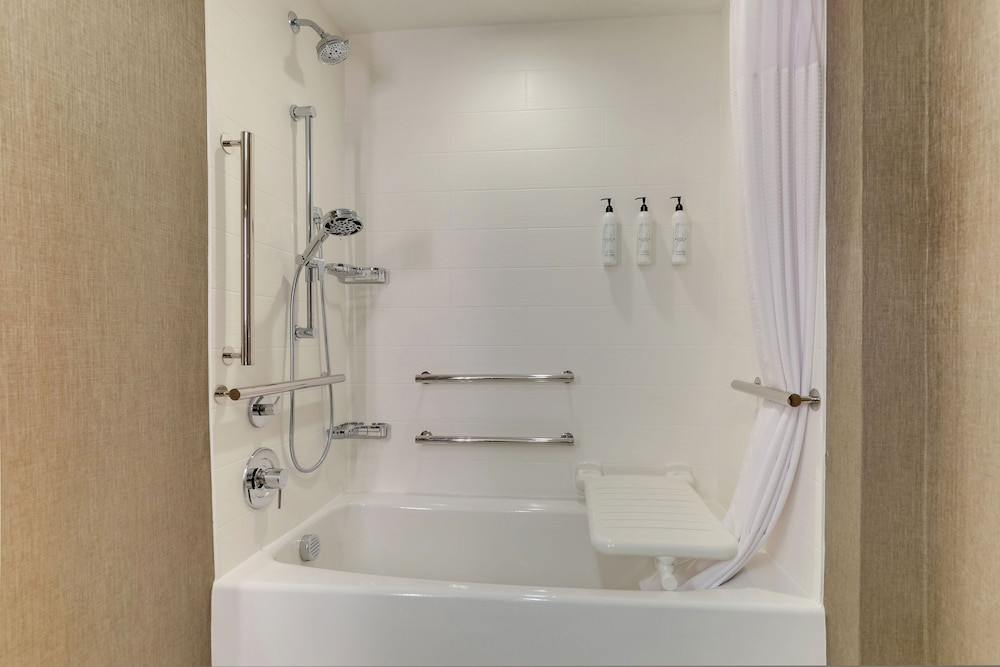 Executive Suite, 1 King Bed - Photo 2