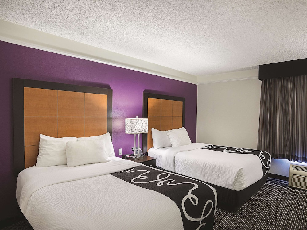 Deluxe Suite, 2 Double Beds, Non Smoking (Courtyard/Pool View) - Photo 2
