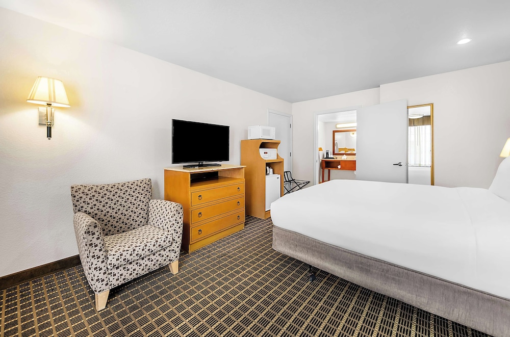 Standard Room, 1 King Bed, Accessible, Refrigerator & Microwave - Photo 2