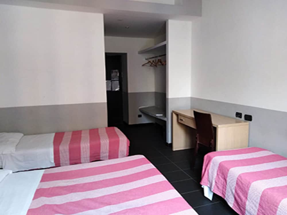 Shared Dormitory - 4 Bedsits - Ensuite Bathroom