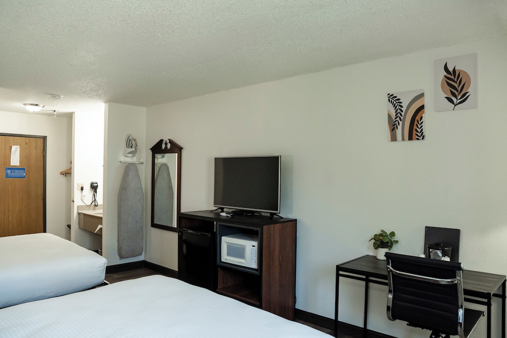 Standard Room, 2 Queen Beds, Non Smoking (42 inch TV) - Photo 3