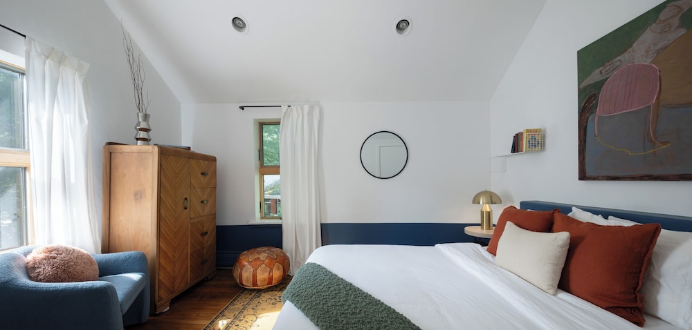 "Susan" Upper Queen Room photo 1