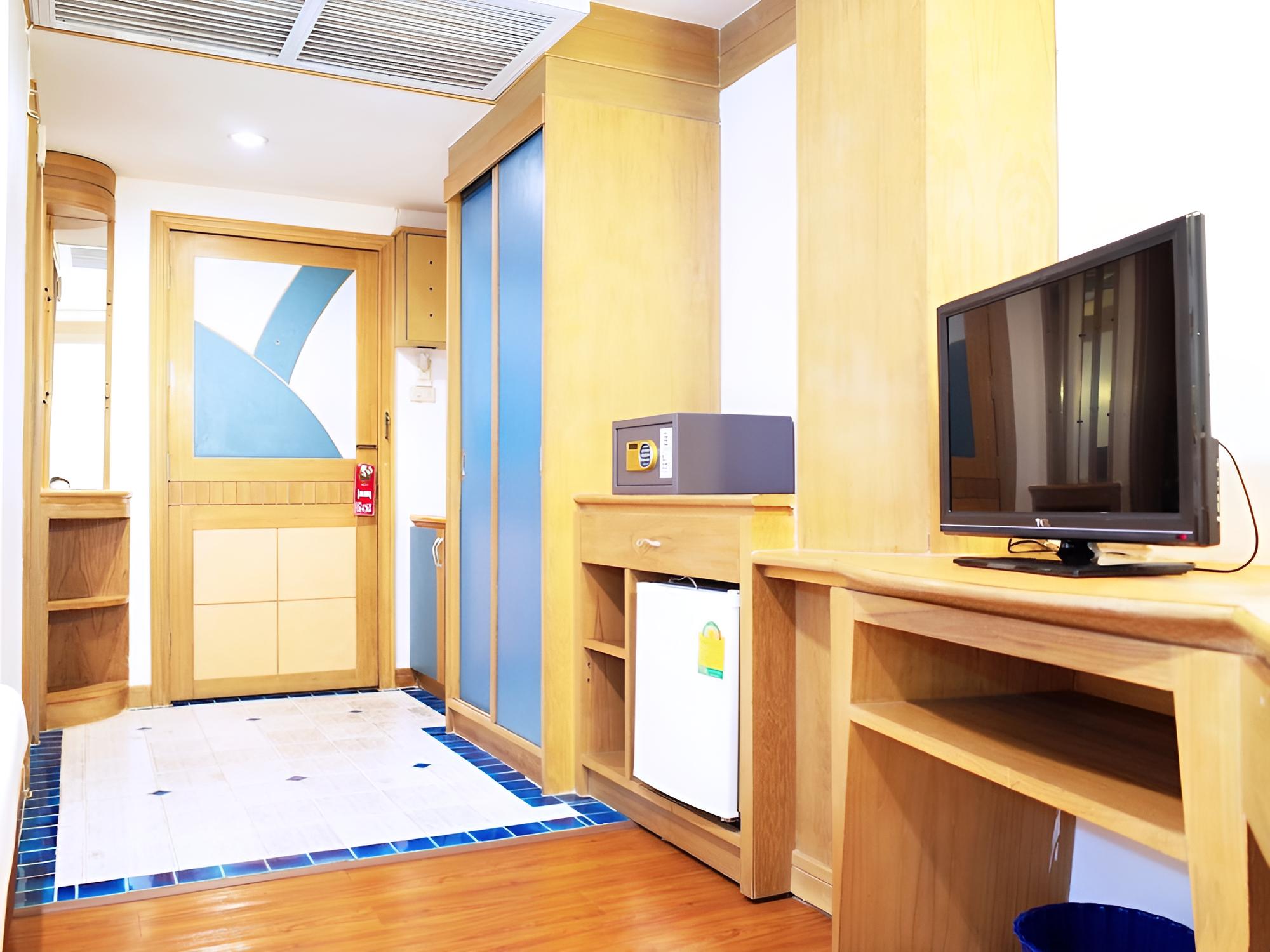 Standard Double Room, No Windows photo 3