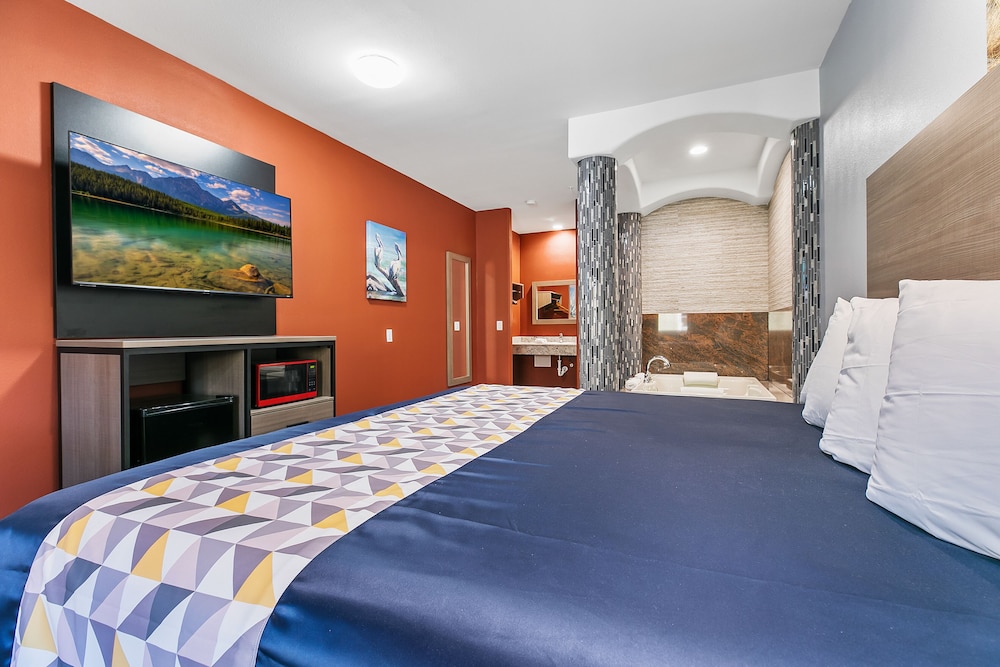 Honeymoon Room - King Bed with Jacuzzi photo 1