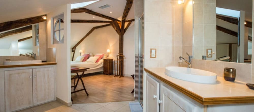 Club Twin Room, Private Bathroom - Photo 3